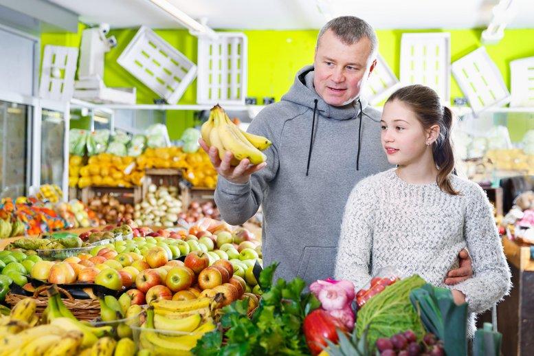 Father and daughter shopping for Food and Beverage products | Decarbonisation | Veolia Ireland